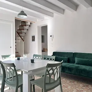 Apartment M'ama, Ficarazzi